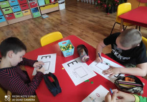 Dzieci utrwalają literę e.